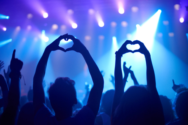 Montrer leur amour. Tournage de fans adorant lors d'un concert de rock. - Photo, image