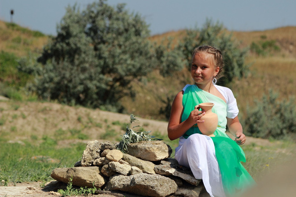 ギリシャのアンフォラを保持している小さな女の子 - 写真・画像