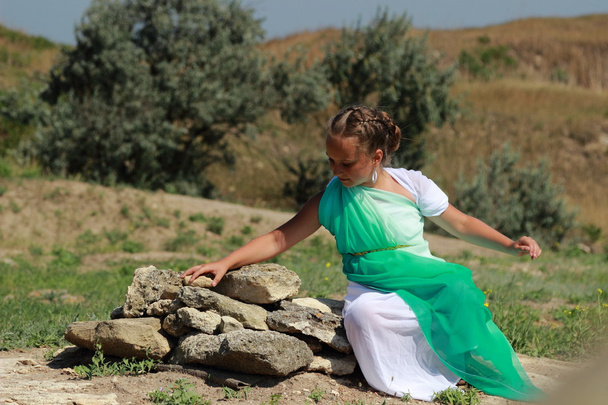 Little girl holding a Greek amphora - Foto, immagini