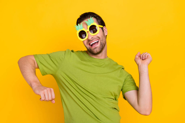 Kuva nuori iloinen kaveri hyvällä tuulella tanssi klubi loma chill levätä eristetty keltainen väri tausta - Valokuva, kuva