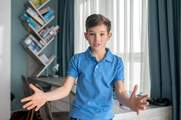 Αγόρι δείχνει αποφασιστικότητα και την εμπιστοσύνη του κατά τη διάρκεια της επικοινωνίας - Φωτογραφία, εικόνα