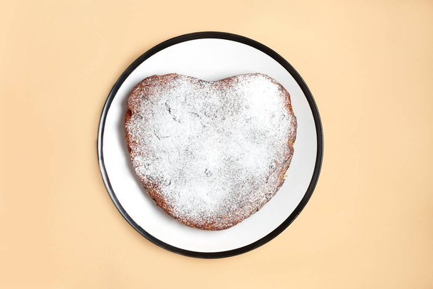 приготовление тыквенного пирога дома. сахарный пирог готов служить на белой тарелке на бежевом фоне. Шаг за шагом фотоинструкция. Шаг 4 - Фото, изображение