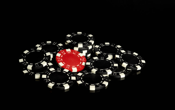 Фишки, полученные в результате победы. Успешное сочетание в казино. Удача или удача в покерном клубе - Фото, изображение