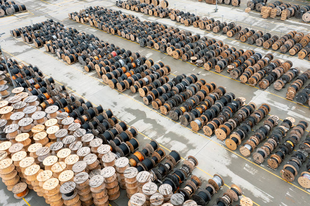 Величезна кількість дерев'яних котушок з поліпропіленовими трубами. Виробництво і зберігання поліпропіленових труб для міських комунікацій. Вид зверху
 - Фото, зображення