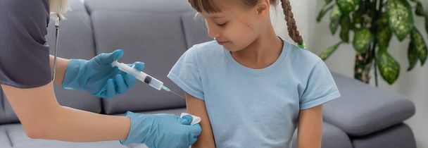 Krankenschwester verabreicht kleinen Patientin Impfspritze - Foto, Bild