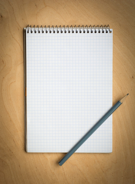 Notebook mit Pencile auf ein hölzernes - Foto, Bild
