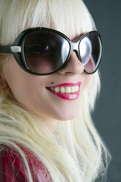 Blond fashion girl portrait red lips gray grunge background - Foto, imagen