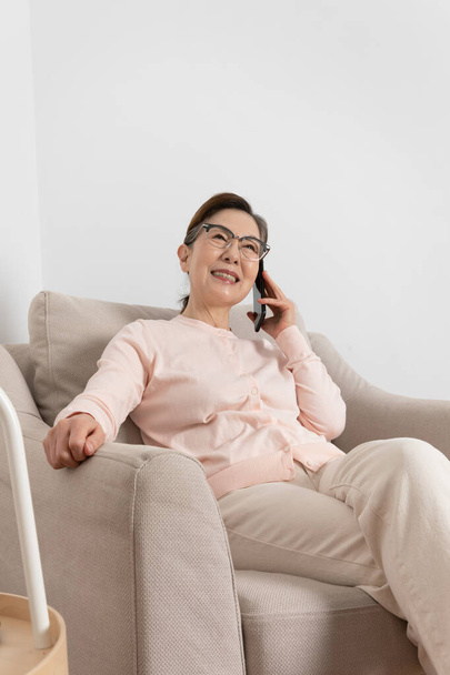Asian Korean senior woman calling on phone - Φωτογραφία, εικόνα