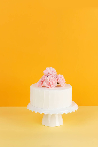 cake and flowers, anniversary love event background - Foto, afbeelding