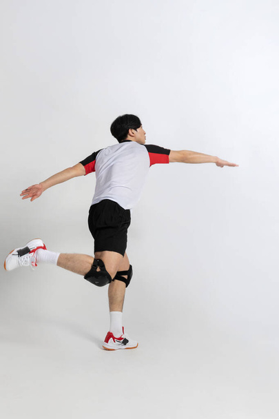 röplabda sportoló, ázsiai koreai férfi tüskés, tüskés támadás mozgás - Fotó, kép