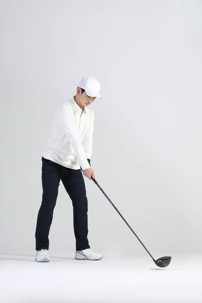 jugador de deportes de golf, hombre coreano asiático con club de golf en estudio - Foto, imagen