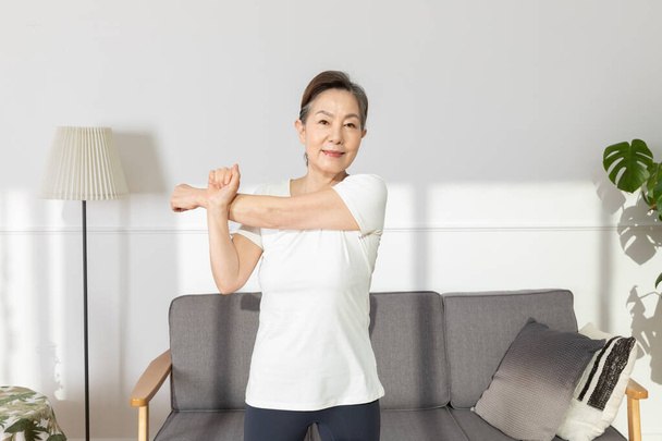 Asian Korean senior woman, home training fitness - Foto, Imagen