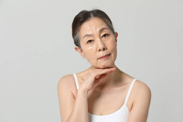 Asian Korean senior woman, basic skin care beauty concept in studio - Foto, afbeelding