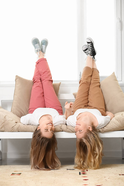 Heureuses jeunes sœurs qui passent du temps ensemble à la maison - Photo, image