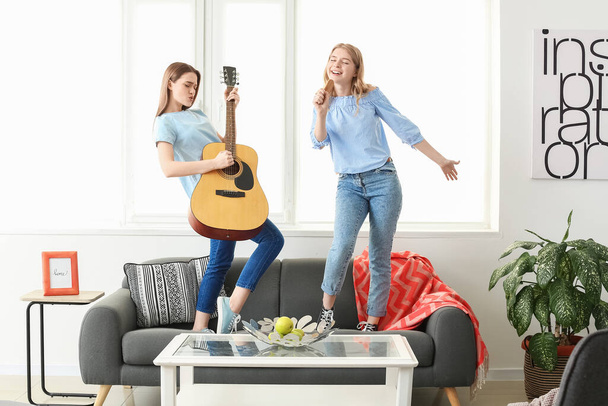 Jovens irmãs felizes se divertindo em casa - Foto, Imagem