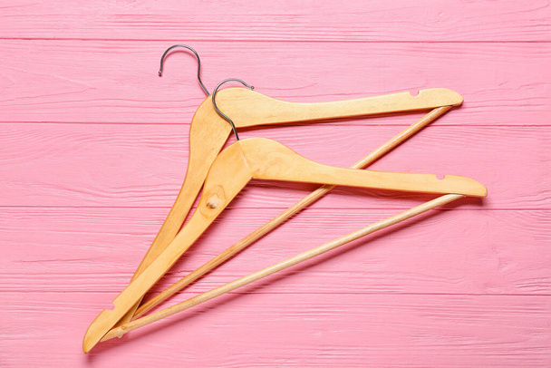 Clothes hangers on color wooden background - Foto, immagini
