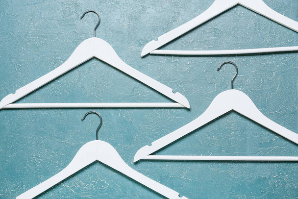 White clothes hangers on color background - 写真・画像