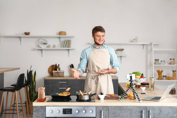 Fiatal férfi felvétel főzés videó bemutató a konyhában - Fotó, kép