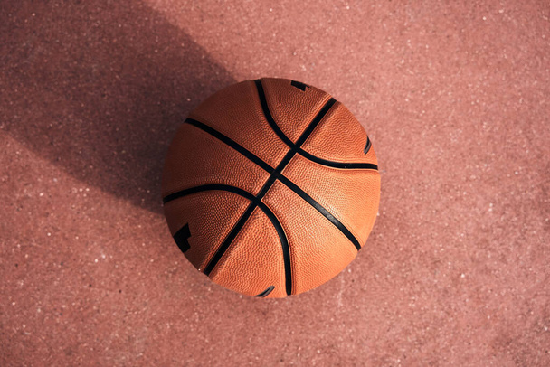 basketbal op een veld vloer - Foto, afbeelding