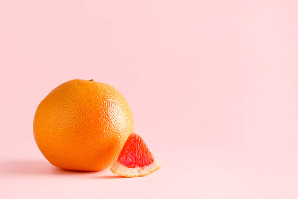 Leckere reife Grapefruit auf rosa Hintergrund - Foto, Bild