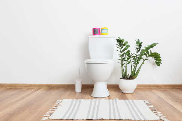 Papírové role na záchodové míse a pokojové míse v interiéru stylové toalety - Fotografie, Obrázek