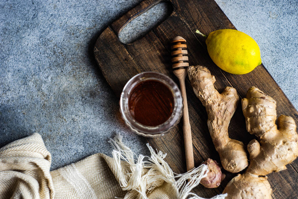 新鮮なレモン、生姜の根と蜂蜜と健康茶のための成分 - 写真・画像