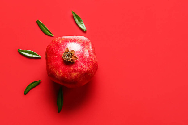 Chutné zralý granátové jablko na červeném pozadí - Fotografie, Obrázek