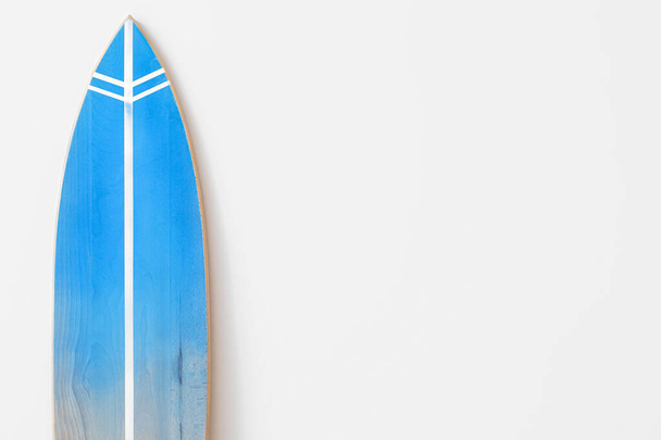 Işık duvarının yanında tahta sörf tahtası - Fotoğraf, Görsel