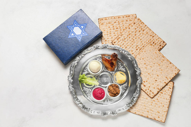 Passover Seder talíř s tradičním jídlem, matza a Tóra na bílém pozadí - Fotografie, Obrázek