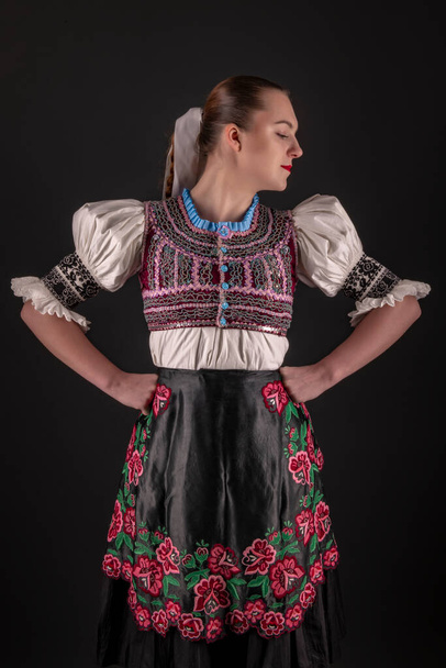 Νεαρό όμορφο κορίτσι με παραδοσιακό φόρεμα. Σλοβακική παράδοση. Σλοβάκικη λαϊκή κοπέλα. - Φωτογραφία, εικόνα