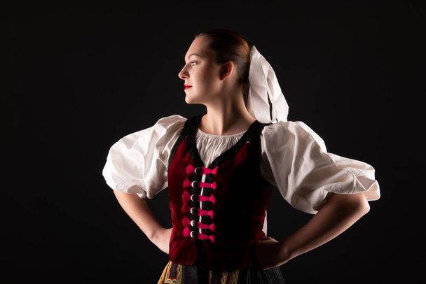 Folklore eslovaco. Chica folklórica eslovaca. - Foto, imagen