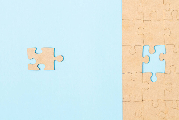La pièce de puzzle manquante correcte sur un fond bleu clair dans une vue de dessus - Photo, image