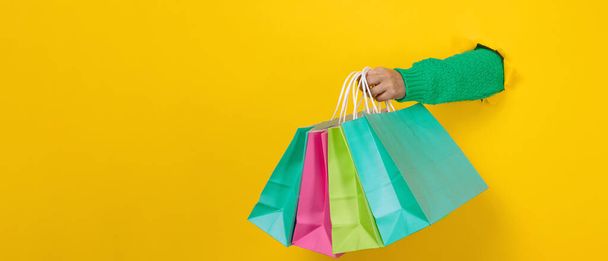 main féminine tient un sac jetable en papier avec des poignées pour l'épicerie et les vêtements. Emballages recyclables. Aucun gaspillage. Vente - Photo, image
