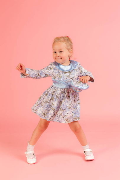 πορτρέτο του ένα μικρό κορίτσι που χορεύει σε ένα φόρεμα - Φωτογραφία, εικόνα