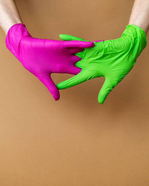 医療やその他の産業のための異なる色のニトリル手袋 - 写真・画像