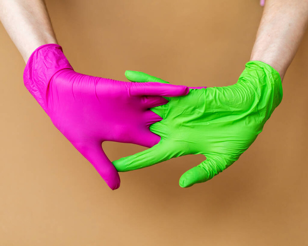 Γάντια νιτριλίου διαφόρων χρωμάτων για ιατρικές και άλλες βιομηχανίες - Φωτογραφία, εικόνα