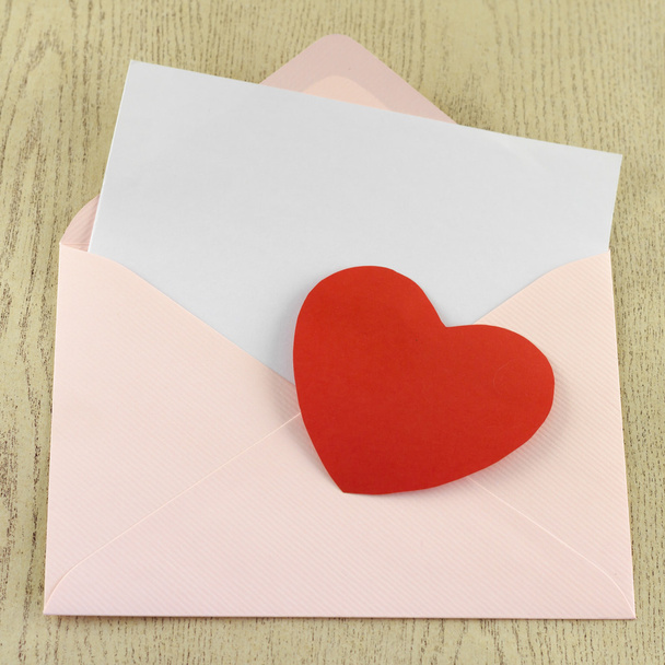 rood hart met de roze envelop - Foto, afbeelding
