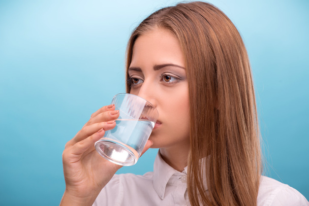Portrait of young beautiful girl drinking clean water from a gla - Φωτογραφία, εικόνα