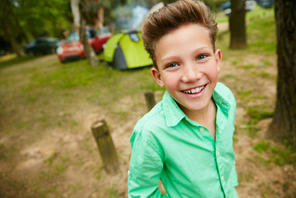 J'adore le camping en plein air. Portrait d'un jeune garçon en voyage de camping. - Photo, image
