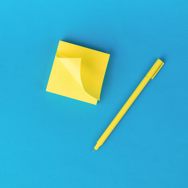 Вид сверху желтой ручки и стопки желтых бумажных купюр. Стильные канцелярские принадлежности. - Фото, изображение