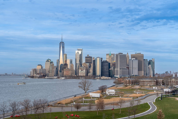 Ουρανοξύστες του Μανχάταν με γαλάζιο ουρανό όπως φαίνεται από το Νησί των Διοικητών Νέα Υόρκη - Φωτογραφία, εικόνα