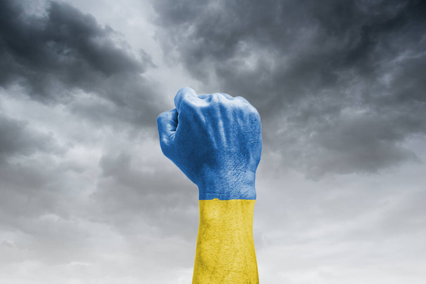 Ukraine Russie guerre, Ukraine drapeau punch, résister, bras - Photo, image