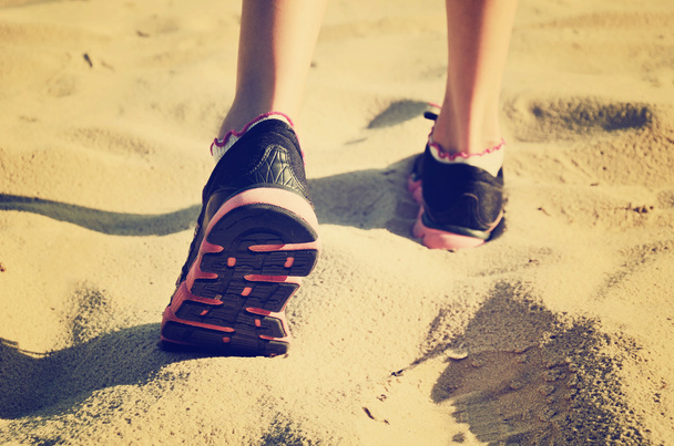 teñido efecto vainilla imagen niñas pies en zapatillas de deporte desaparecen en th
 - Foto, Imagen