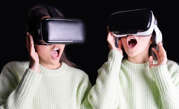 nők segítségével virtuális valóság szemüveg, sötét háttér - Fotó, kép