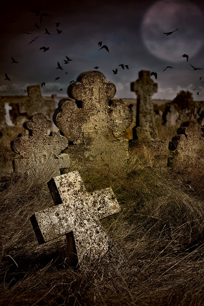 Хеллоуїн жахливе кладовище зі старими надгробками хрести, місяць і стадо ворон
 - Фото, зображення