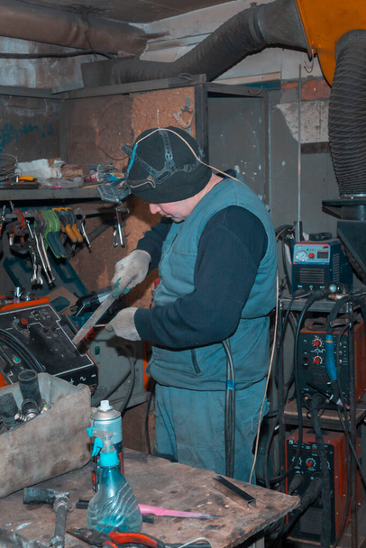 Сварщик газа очистка газовой горелки с файлом на рабочем месте - Фото, изображение
