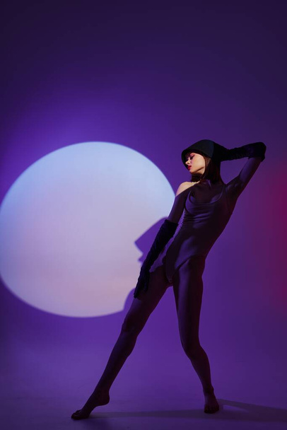 Gyönyörű divatos lány pózol a színpadon reflektorfényben sziluett diszkó stúdió modell változatlan - Fotó, kép