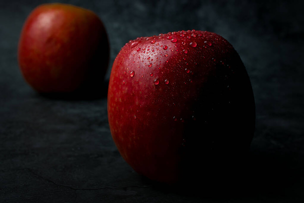 red apple on black background - Zdjęcie, obraz