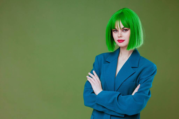 Hezká mladá fena Glamor zelená paruka červené rty modrá bunda zelené pozadí beze změny - Fotografie, Obrázek