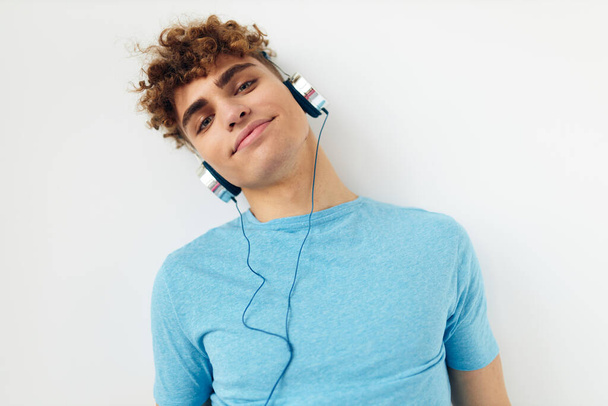 jóképű fiatalember fülhallgató zene érzelmek Életmód változatlan - Fotó, kép
